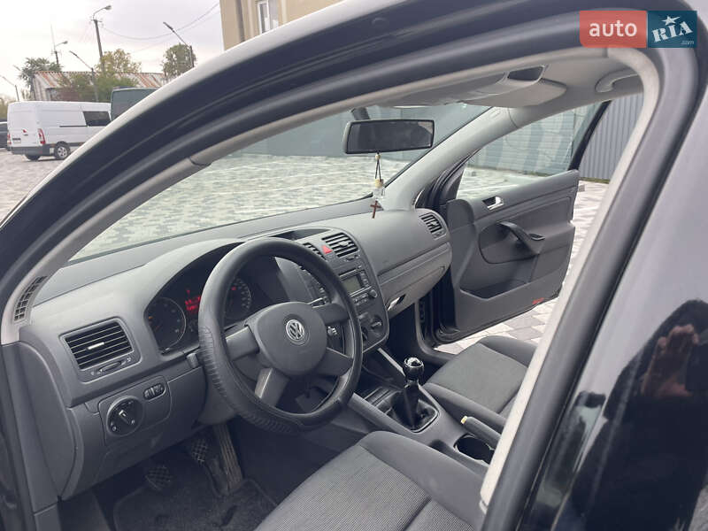 Хетчбек Volkswagen Golf 2004 в Великих Лучках