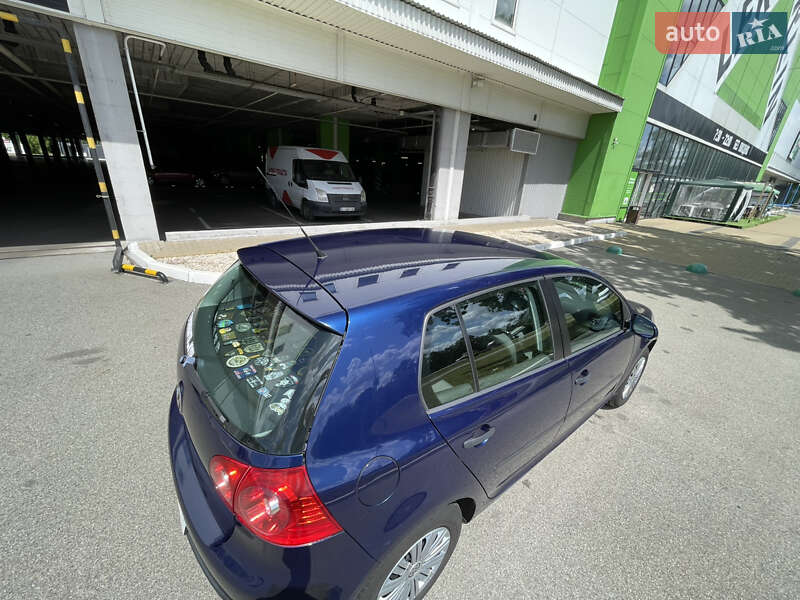 Хетчбек Volkswagen Golf 2005 в Києві