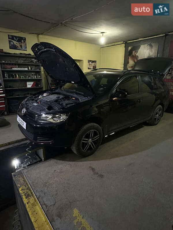 Універсал Volkswagen Golf 2013 в Чернівцях