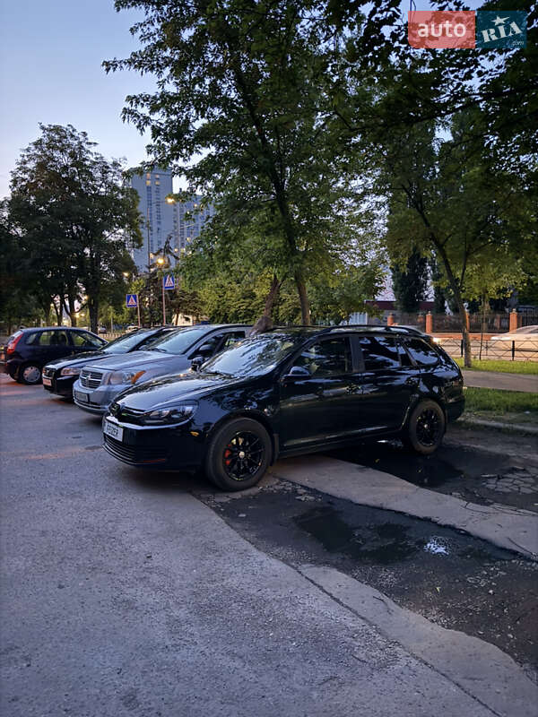 Універсал Volkswagen Golf 2013 в Чернівцях