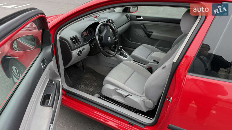 Хетчбек Volkswagen Golf 2005 в Обухові