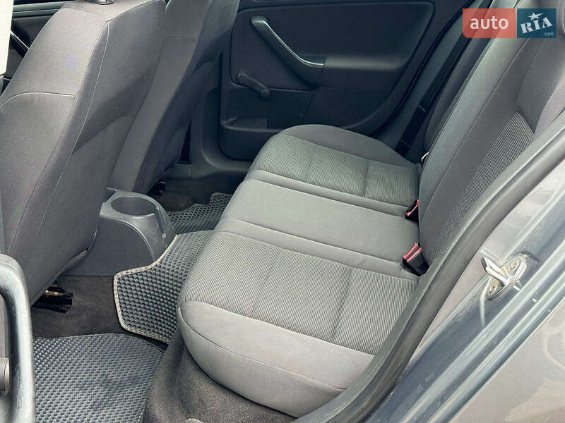 Хетчбек Volkswagen Golf 2005 в Вінниці