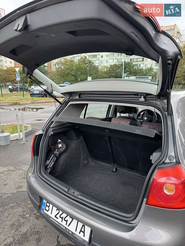 Хетчбек Volkswagen Golf 2006 в Києві