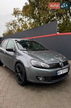 Хетчбек Volkswagen Golf 2011 в Полонному