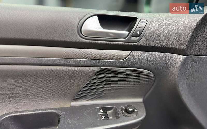 Хетчбек Volkswagen Golf 2006 в Чернівцях