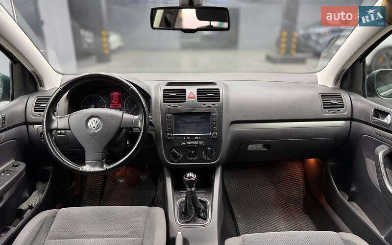Хетчбек Volkswagen Golf 2006 в Чернівцях