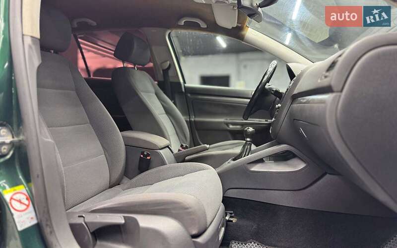 Хетчбек Volkswagen Golf 2006 в Чернівцях