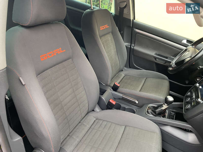 Хэтчбек Volkswagen Golf 2006 в Ковеле