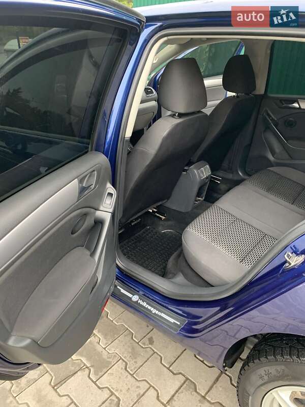 Хетчбек Volkswagen Golf 2010 в Чернівцях