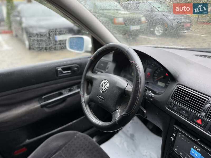 Універсал Volkswagen Golf 2001 в Чернівцях