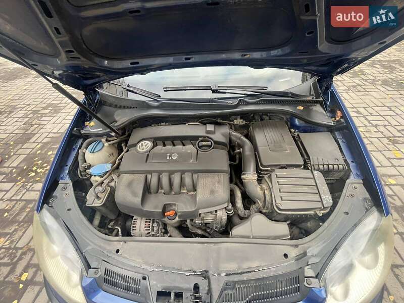 Хэтчбек Volkswagen Golf 2004 в Ромнах