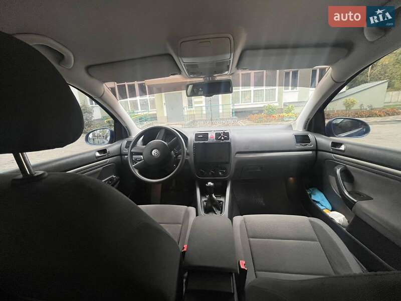 Хэтчбек Volkswagen Golf 2004 в Ромнах