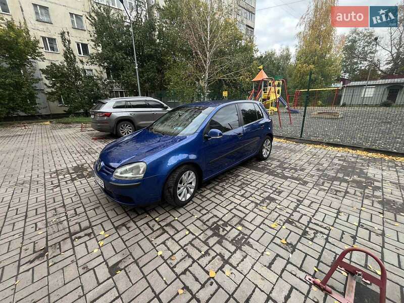 Хэтчбек Volkswagen Golf 2004 в Ромнах