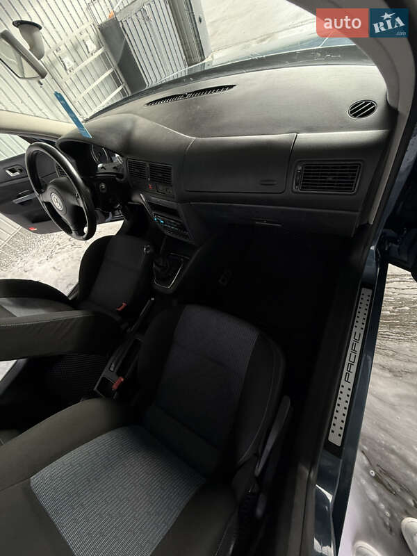 Хетчбек Volkswagen Golf 2003 в Києві