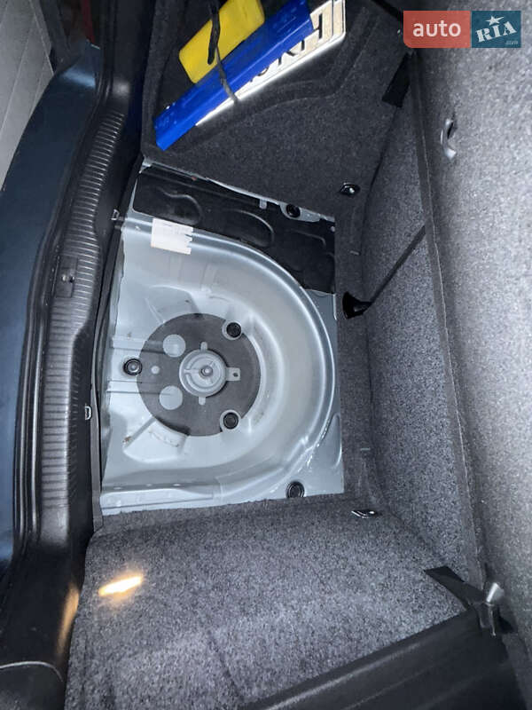 Хетчбек Volkswagen Golf 2003 в Києві