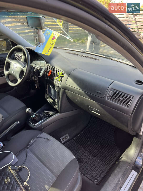 Універсал Volkswagen Golf 2003 в Рівному