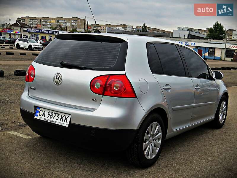 Хетчбек Volkswagen Golf 2005 в Черкасах