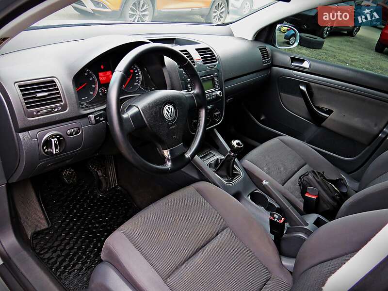 Хетчбек Volkswagen Golf 2005 в Черкасах