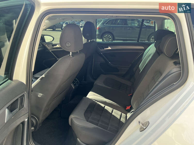 Універсал Volkswagen Golf 2017 в Києві