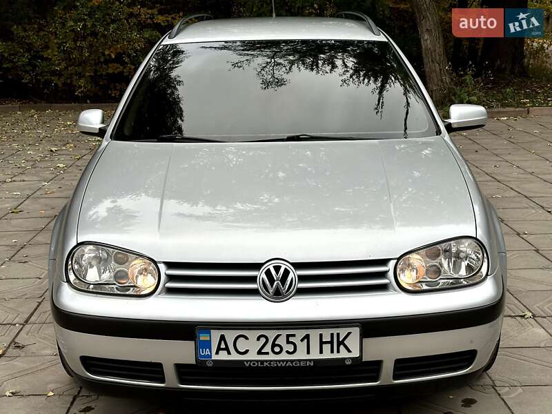 Универсал Volkswagen Golf 2001 в Коростене