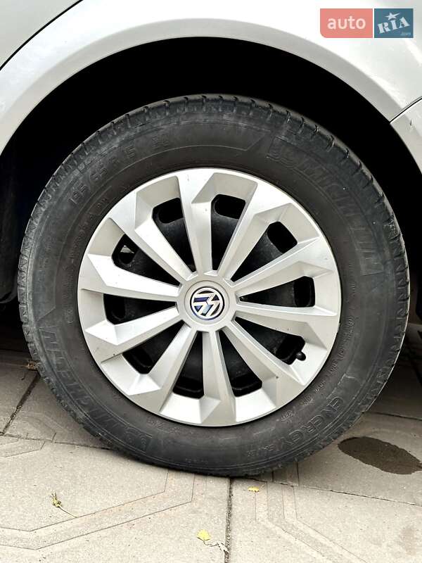 Универсал Volkswagen Golf 2001 в Коростене