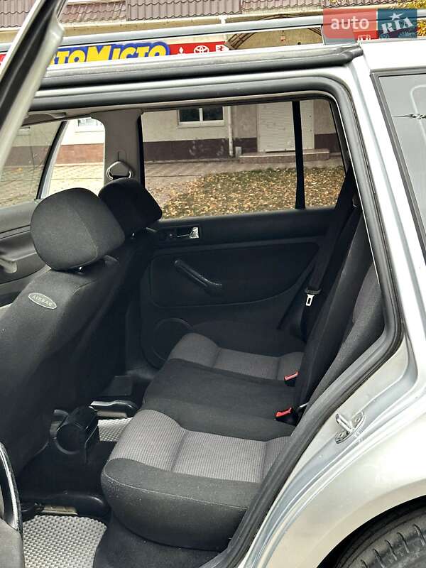 Универсал Volkswagen Golf 2001 в Коростене