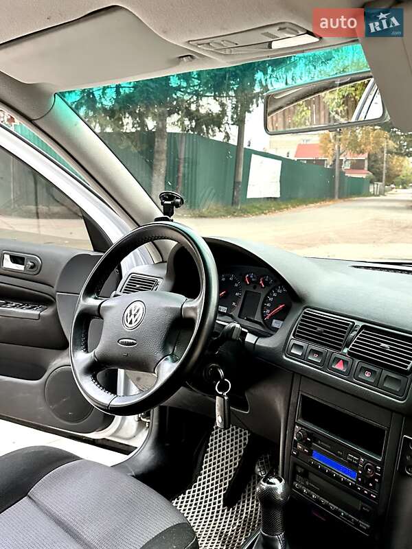 Универсал Volkswagen Golf 2001 в Коростене