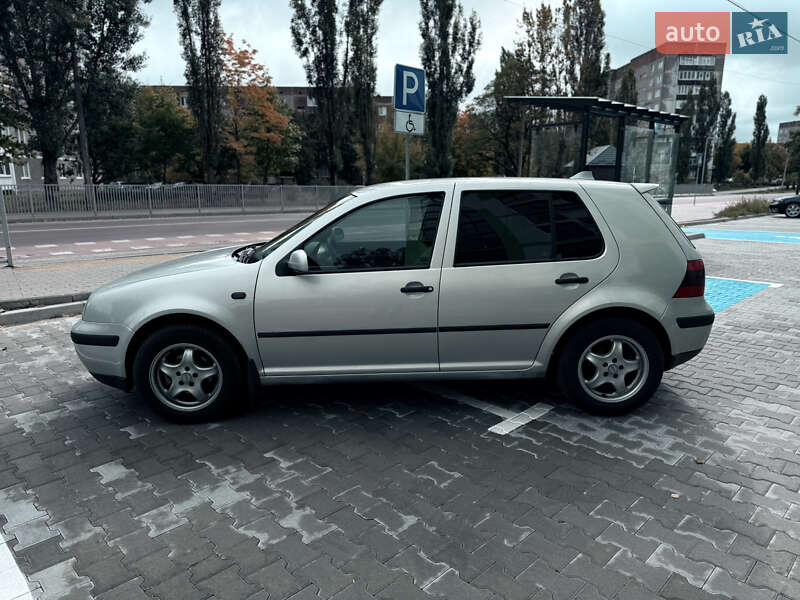 Хэтчбек Volkswagen Golf 1999 в Вараше