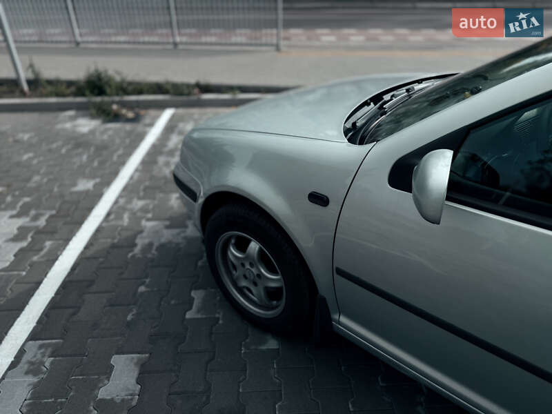 Хэтчбек Volkswagen Golf 1999 в Вараше