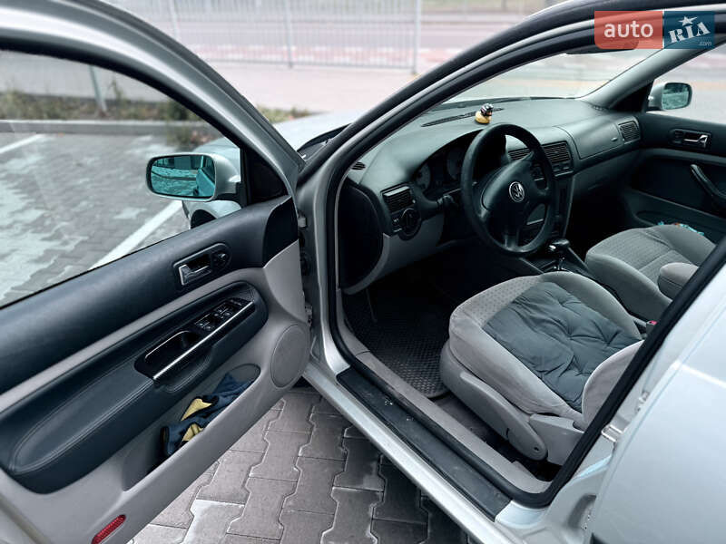 Хэтчбек Volkswagen Golf 1999 в Вараше