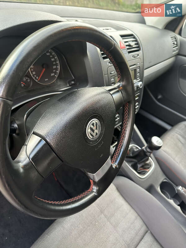 Хэтчбек Volkswagen Golf 2006 в Хороле