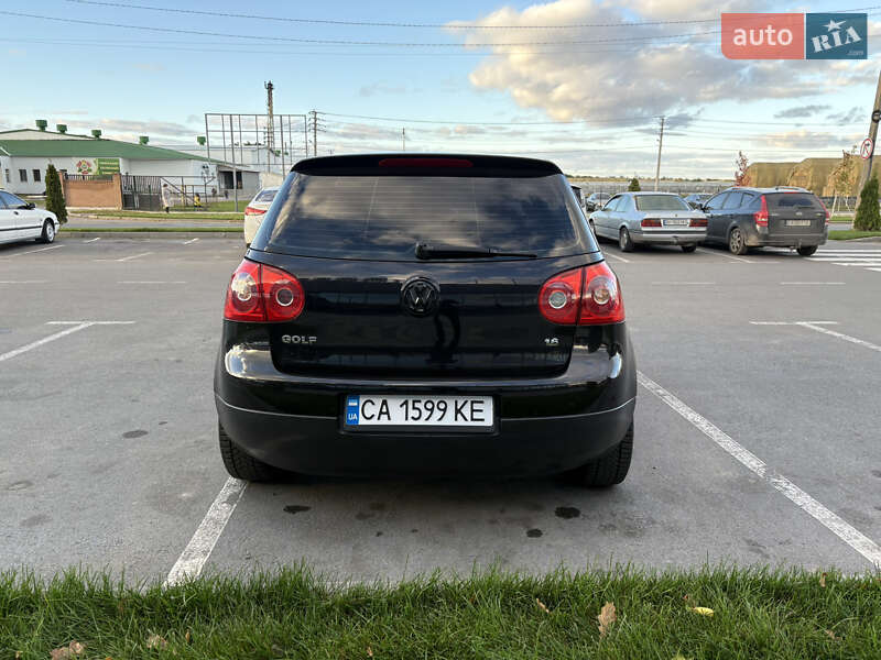 Хэтчбек Volkswagen Golf 2005 в Умани