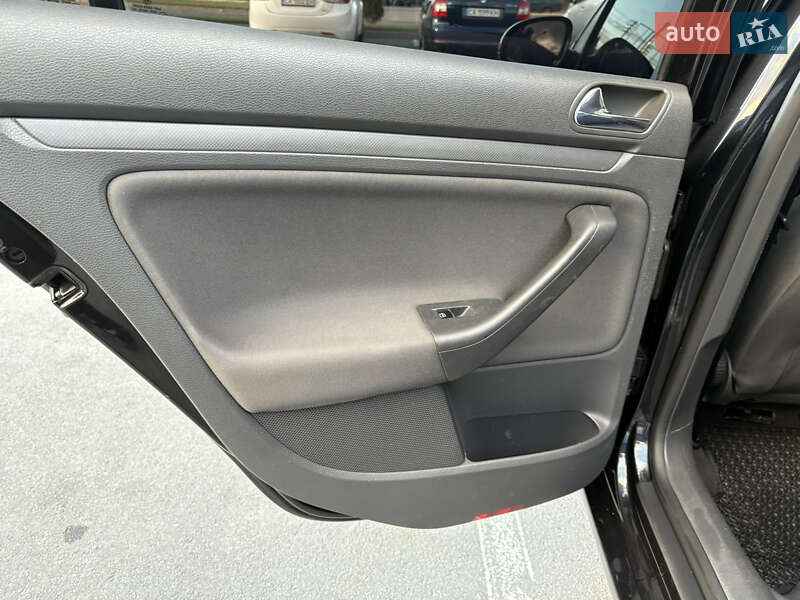 Хэтчбек Volkswagen Golf 2005 в Умани