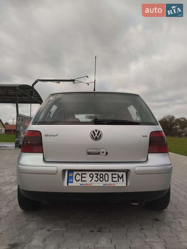 Хэтчбек Volkswagen Golf 2002 в Черновцах