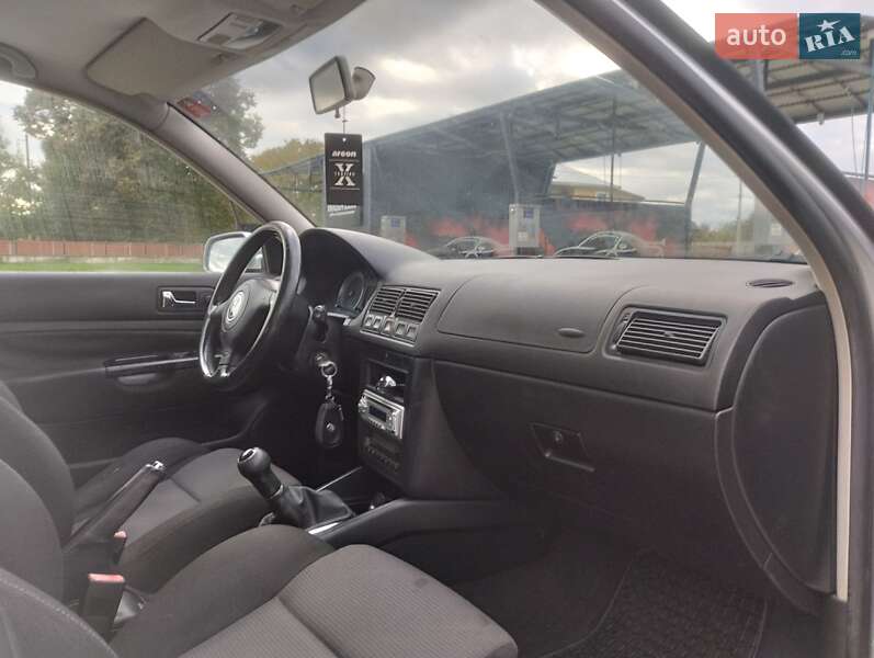 Хэтчбек Volkswagen Golf 2002 в Черновцах