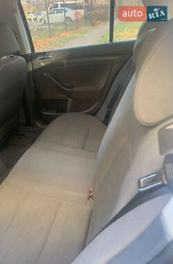 Хэтчбек Volkswagen Golf 2004 в  фото 15 Хэтчбек Volkswagen Golf 2004 в