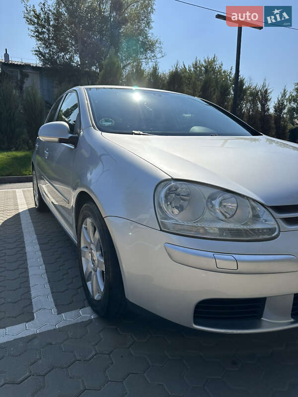 Хэтчбек Volkswagen Golf 2005 в Киеве