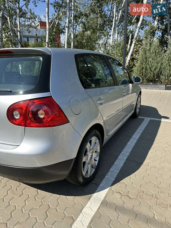 Хэтчбек Volkswagen Golf 2005 в Киеве