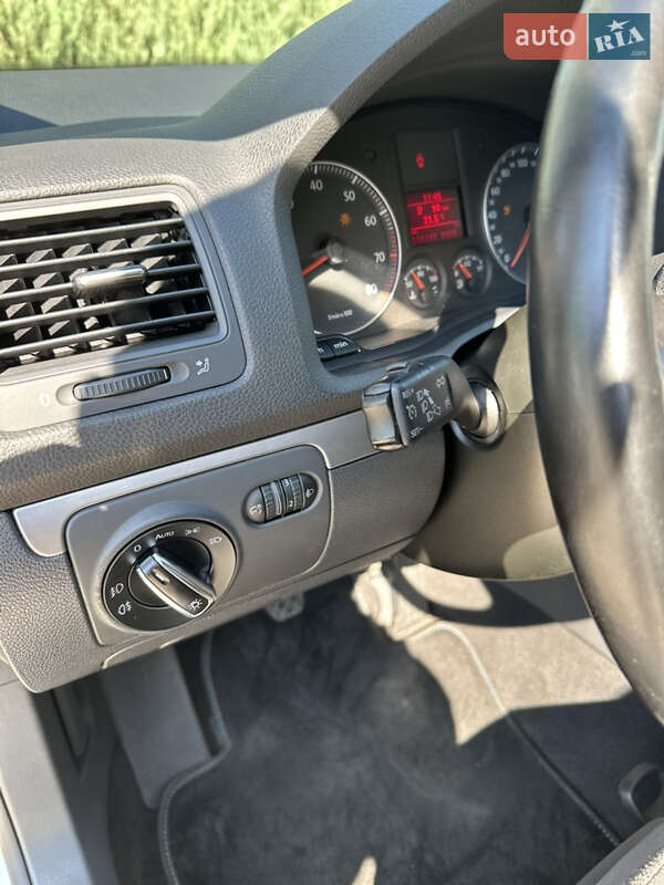 Хэтчбек Volkswagen Golf 2005 в Киеве