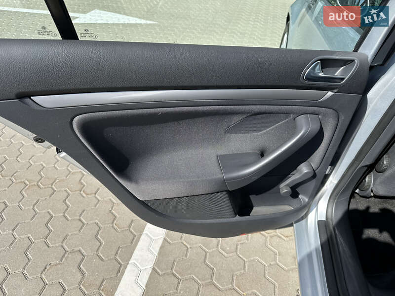 Хэтчбек Volkswagen Golf 2005 в Киеве