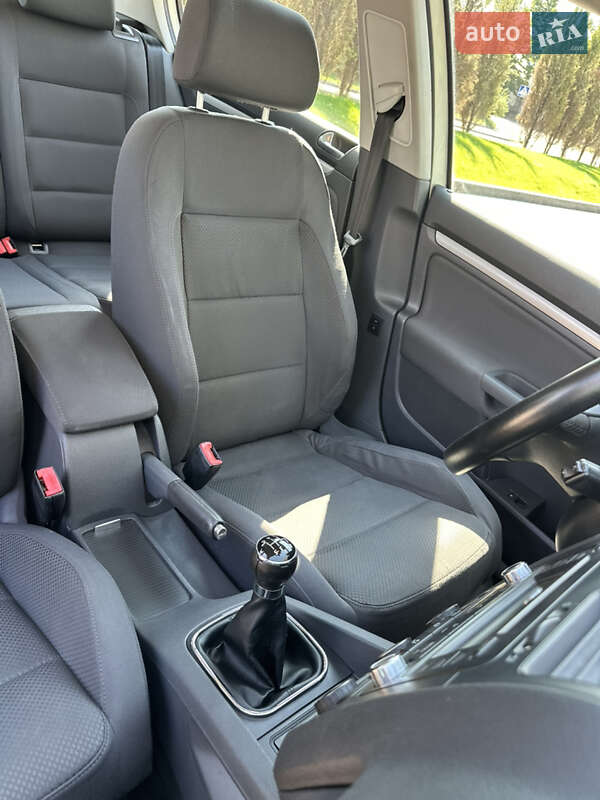 Хэтчбек Volkswagen Golf 2005 в Киеве