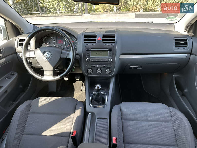 Хэтчбек Volkswagen Golf 2005 в Киеве