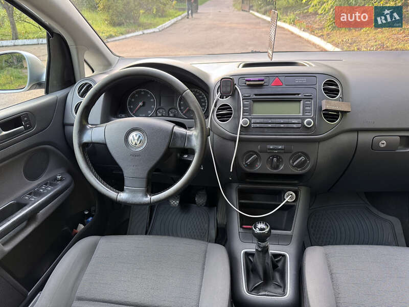 Хетчбек Volkswagen Golf 2005 в Львові