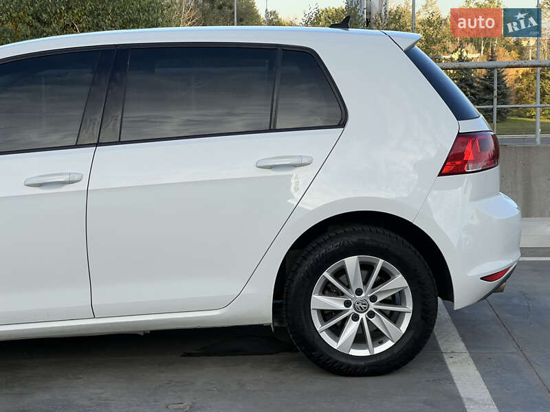 Хэтчбек Volkswagen Golf 2014 в Киеве