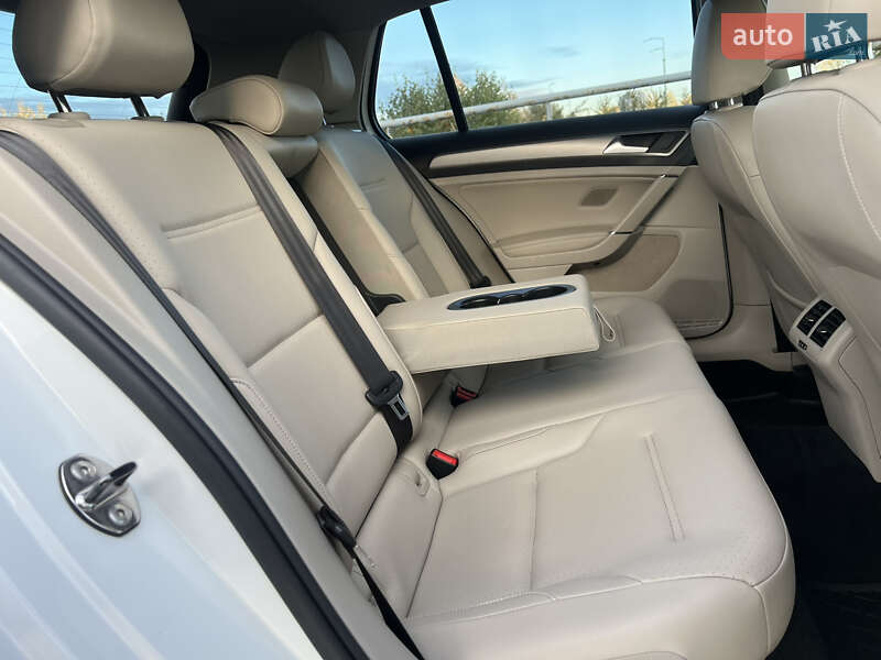 Хэтчбек Volkswagen Golf 2014 в Киеве