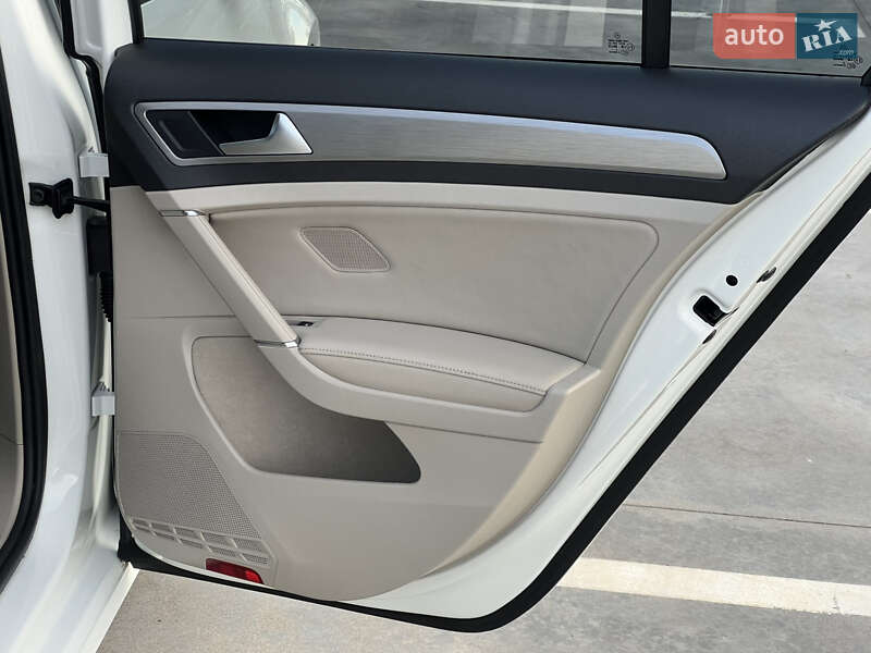 Хэтчбек Volkswagen Golf 2014 в Киеве