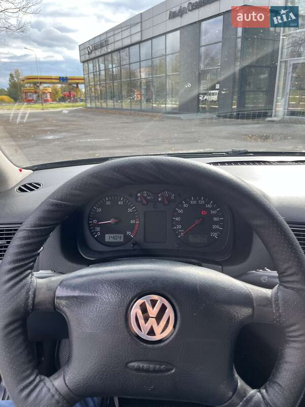 Хетчбек Volkswagen Golf 2003 в Харкові