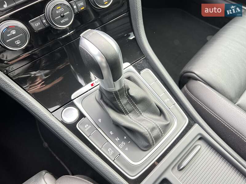 Хэтчбек Volkswagen Golf 2016 в Киеве