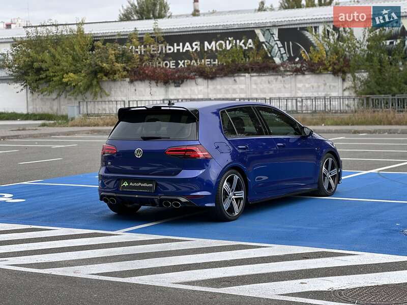 Хэтчбек Volkswagen Golf 2016 в Киеве
