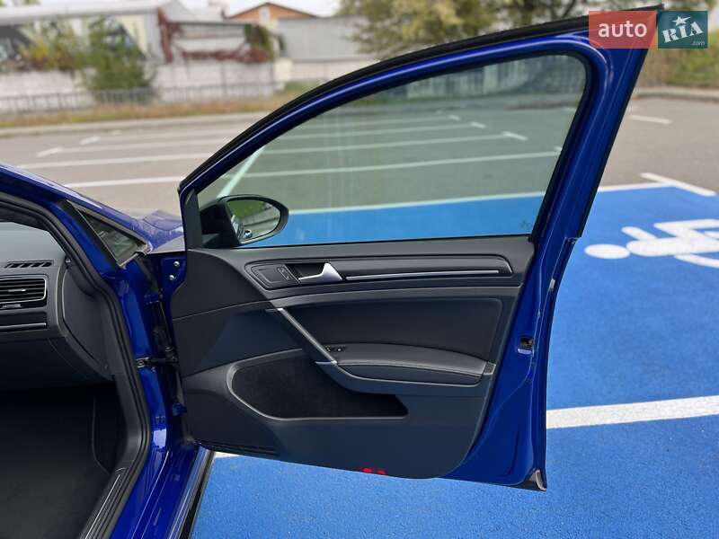 Хэтчбек Volkswagen Golf 2016 в Киеве